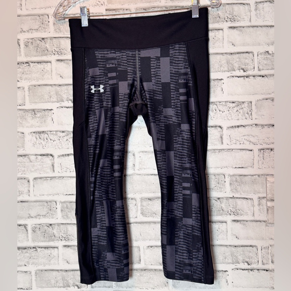 Under Armour Black and Gray compression capri Geometric Leggings size medium‎